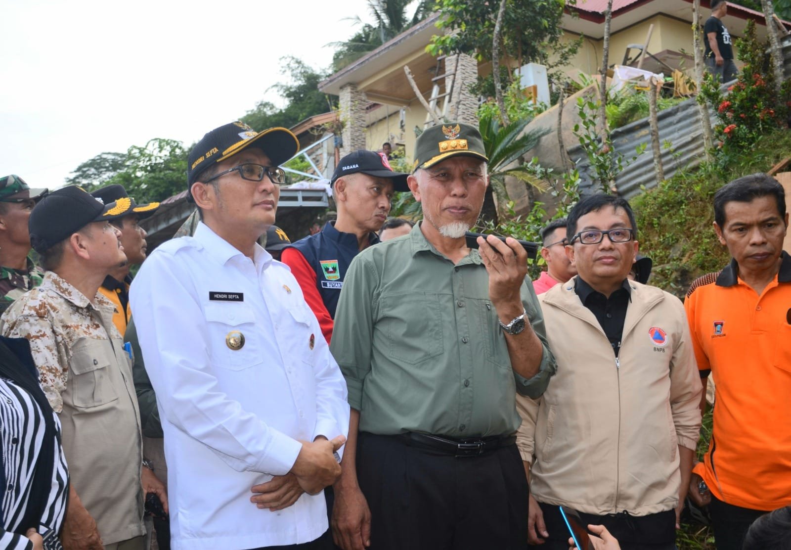 Walikota Tinjau dan Bantu Penanganan Pasca Banjir di Padang