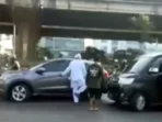 Viral! Seorang Pengantin Pria Ngamuk di Jalan Raya hingga Tendang Mobil! Ini Penyebabnya!