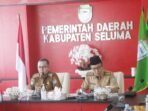 RAPAT PERSIAPAN CALENDER OF EVENT MERAH PUTIH TAHUN 2023 Tais, Media Center Kabupaten Seluma - Asisten Pemerintahan dan Kesra Setda Kabupaten Seluma H. Hendarsyah, S.IP, MT didampingi Asisten Administrasi dan Umum Riduan Sabrin, ST membuka Rapat Persiapan Calender of Event Merah Putih Tahun 2023, Selasa (8/8/2023) di Ruang Rapat Bupati Seluma. Dihadiri Staf Ahli, seluruh Kepala OPD, 14 Camat se-Kabupaten Seluma, dan Ketua Koni Kabupaten Seluma. Asisten Pemerintahan dan Kesra menyampaikan sesuai perintah Bupati Seluma untuk lomba layang-layang agar melibatkan masyarakat umum. "Kepada OPD yang biasa melakukan pelayanan gratis kepada masyarakat di setiap event yang dilaksanakan selama ini, silahkan mendaftar kepada panitia dimulai dari tanggal 8-14 Agustus 2023", ujar Asisten Pemerintahan. Kepala Kesbangpol Dadang Kosasi, ST, MT menyampaikan kegiatan lomba layang-layang akan diadakan pada tanggal 15 Agustus 2023 satu hari full, melibatkan seluruh OPD, Instansi vertikal dan ditambah masyarakat umum. "Ketentuan ukuran layang-layang maksimal 3 meter x 10 meter termasuk ekor, untuk 1 layang-layang terdiri dari 1 tim yang berjumlah 5 orang, lokasi difokuskan di halaman kantor Bupati Seluma", ujar Kepala Kebangpol.