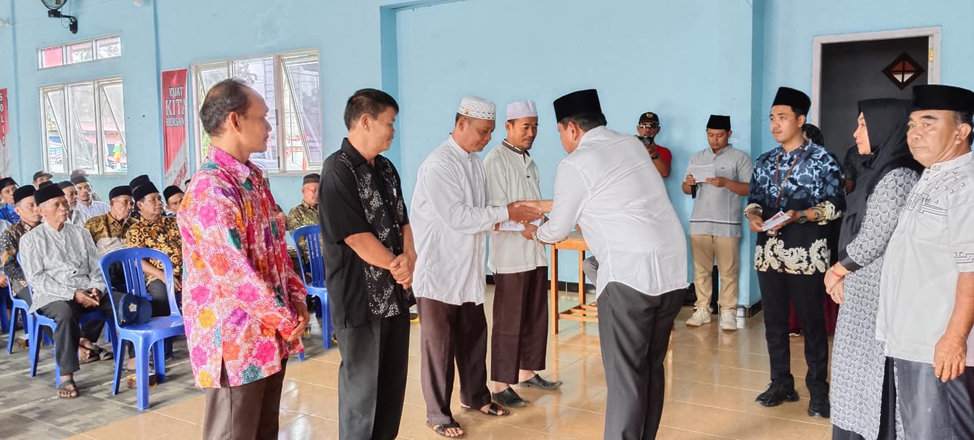 Bupati BU Bagikan Insentif Honor Imam dan Pemuka Agama
