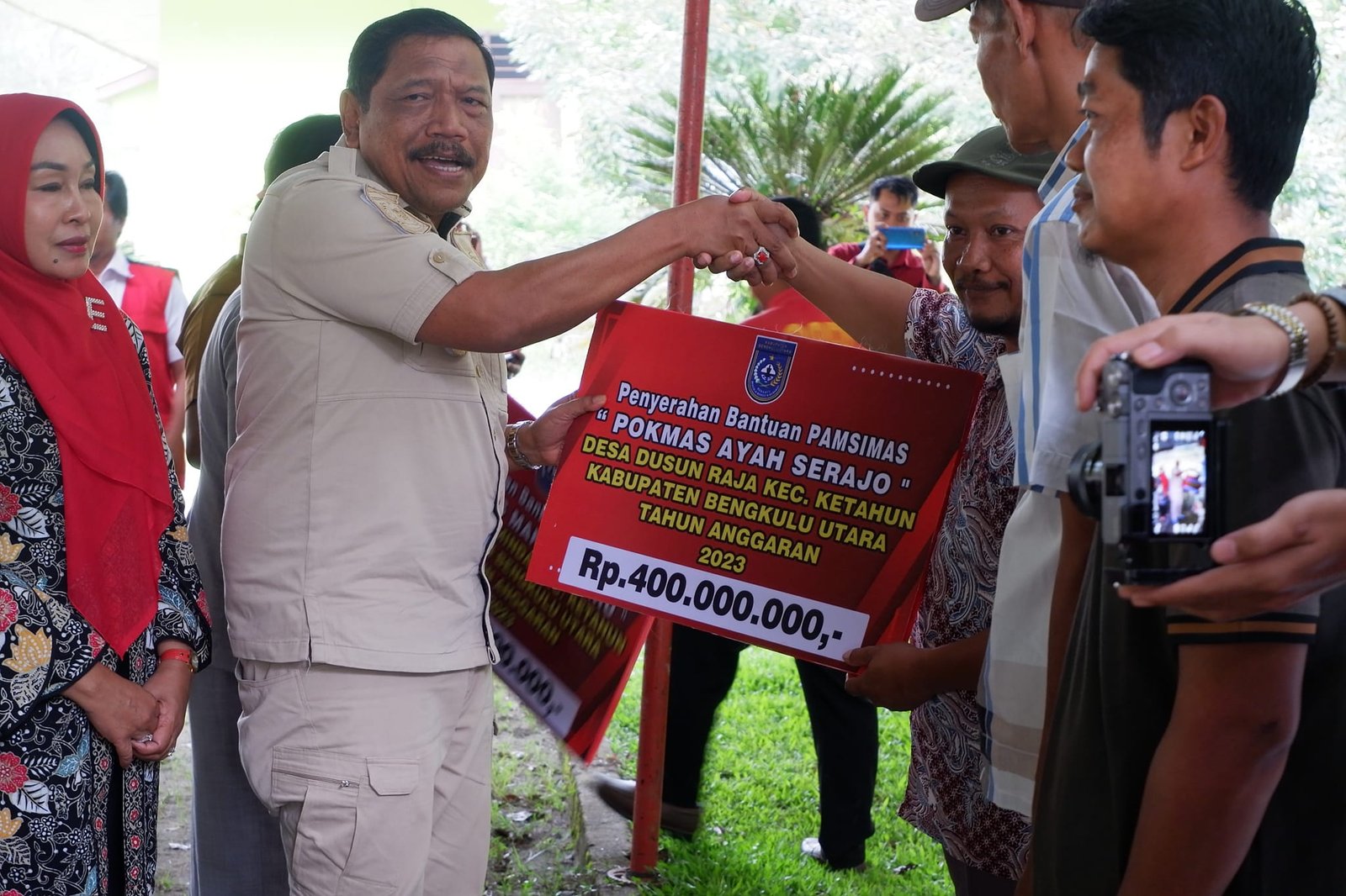 Bupati BU Serahkan Bantuan Sosial Perbaikan RTLH 32 Unit dan 7 Titik Pembangunan Pamsimas