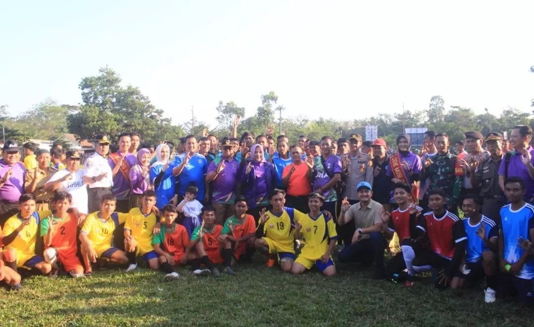 Bupati Musi Rawas Hj. Ratna Machmud menghadiri Pembukaan Turnamen Sepak Bola Tingkat Kecamatan