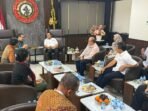 Pertemuan ditutup dengan sesi ramah tamah dan foto bersama. Keakraban yang tercipta menjadi simbol bahwa kolaborasi antara insan pers dan institusi negara bisa berjalan selaras dalam semangat menjaga demokrasi dan keutuhan NKRI.