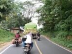 Truk pengangkut batu bara dan sawit kembali langgar jam operasional di Bengkulu Tengah. Melintas di pagi hari, mereka picu kemacetan dan berisiko timbulkan kecelakaan di jalan raya.