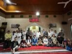Penjabat Sekda Herwan Antoni bersalaman dengan peserta Retreat Merah Putih Angkatan X di Masjid Nurul Islam.