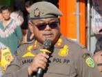Petugas Satpol PP Kota Bengkulu razia warung tuak ilegal di Pantai Panjang malam hari.