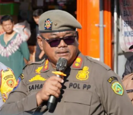 Petugas Satpol PP Kota Bengkulu razia warung tuak ilegal di Pantai Panjang malam hari.