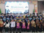 Para lansia berdiri tegak, siap terlibat kembali di komunitas masing-masing.