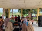 Plt Sekwan DPRD Kepahiang Hadiri Uji Coba Perahu Bantuan CSR di Danau Suro KEPAHIANG – Pelaksana Tugas (Plt) Sekretaris Dewan Perwakilan Rakyat Daerah (DPRD) Kabupaten Kepahiang, Ayub David Pranoto, S.Sos., M.M., menghadiri kegiatan uji coba perahu bantuan program Corporate Social Responsibility (CSR) Bank Bengkulu dan PT PLN Unit Bisnis Pembangkitan (UBP) Bengkulu. Kegiatan berlangsung di Danau Suro, Kecamatan Ujan Mas, pada Jumat (18/9/2026).� Kehadiran Ayub David dalam agenda tersebut menegaskan komitmen lembaga legislatif daerah dalam mengawal setiap program bantuan yang menyentuh langsung kebutuhan masyarakat. Perahu bantuan ini merupakan wujud sinergi antara pemerintah daerah, lembaga keuangan daerah, dan badan usaha milik negara (BUMN) untuk mendukung aktivitas warga di wilayah penerima manfaat. Sinergi CSR Dukung Aktivitas Masyarakat Dalam sambutannya, Ayub David Pranoto menyatakan apresiasi terhadap kolaborasi multipihak yang terjalin melalui program CSR ini. Ia menilai langkah tersebut mencerminkan kepedulian dunia usaha terhadap pembangunan daerah, khususnya dalam penyediaan sarana pendukung aktivitas masyarakat di sekitar Danau Suro. “Kegiatan ini menjadi salah satu bentuk sinergi dan kepedulian dunia usaha melalui program CSR dalam mendukung kebutuhan masyarakat serta menunjang aktivitas di wilayah penerima bantuan,” ujar Ayub David di sela-sela kegiatan. Ia menambahkan, uji coba perahu merupakan tahapan penting untuk memastikan sarana yang diserahkan berfungsi dengan baik, aman, dan dapat dimanfaatkan secara optimal oleh masyarakat. “Uji coba perahu tersebut juga diharapkan dapat memastikan sarana yang diberikan dapat berfungsi dengan baik, aman, dan memberikan manfaat secara optimal bagi masyarakat,” tuturnya. Kolaborasi Multipihak untuk Kesejahteraan Daerah Ayub David juga menekankan pentingnya keberlanjutan program serupa melalui kolaborasi yang solid antara pemerintah daerah, lembaga keuangan, BUMN, dan masyarakat. Menurutnya, sinergi seperti ini perlu terus dijaga agar dampak positifnya terasa dalam jangka panjang. “Melalui kolaborasi antara pemerintah daerah, lembaga keuangan, BUMN, dan masyarakat, diharapkan berbagai program bantuan CSR dapat terus memberikan dampak positif serta mendukung pembangunan dan peningkatan kesejahteraan masyarakat Kabupaten Kepahiang,” pungkasnya. Kegiatan uji coba ini dihadiri sejumlah perwakilan instansi terkait, tokoh masyarakat, dan penerima manfaat. Dengan adanya perahu bantuan ini, diharapkan mobilitas dan aktivitas warga di sekitar Danau Suro semakin lancar, sekaligus mendorong peningkatan ekonomi lokal berbasis potensi perairan.