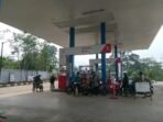 Resmi! Daftar Harga BBM di Seluruh SPBU RI, Berlaku 6 Oktober 2026 JAKARTA – Harga bahan bakar minyak (BBM) di sejumlah stasiun pengisian bahan bakar umum (SPBU) di Indonesia masih belum mengalami perubahan hingga Selasa, 6 Oktober 2026. PT Pertamina (Persero) maupun badan usaha swasta seperti BP-AKR, Shell, dan Vivo mempertahankan harga jual BBM yang berlaku sejak September 2026. Kondisi tersebut membuat harga BBM subsidi dan nonsubsidi yang dijual kepada masyarakat masih berada pada level sebelumnya. Pertamina memastikan belum ada kenaikan maupun penurunan harga BBM per 1 Oktober 2026. Vice President Corporate Communication PT Pertamina Patra Niaga, Kitty Andhora, mengatakan harga BBM subsidi tetap mengikuti kebijakan pemerintah hingga akhir 2026. Sementara harga BBM nonsubsidi juga masih dipertahankan dengan mempertimbangkan berbagai faktor dan kondisi masyarakat. “Untuk BBM subsidi sesuai kebijakan pemerintah, harga tetap sampai dengan akhir tahun 2026. Adapun untuk BBM nonsubsidi, dengan mempertimbangkan berbagai faktor dan kondisi masyarakat maka sampai saat ini masih diterapkan harga yang sama dengan periode sebelumnya,” ujar Kitty, dikutip Senin (5/10/2026). Di SPBU Pertamina wilayah DKI Jakarta, harga Pertalite masih Rp10.000 per liter. Sementara Solar Subsidi dibanderol Rp6.800 per liter. Untuk BBM nonsubsidi, Pertamax dengan Research Octane Number (RON) 92 masih dijual Rp15.950 per liter. Pertamax Green 95 berada di level Rp19.150 per liter, sedangkan Pertamax Turbo RON 98 dipatok Rp19.600 per liter. Pada kategori diesel nonsubsidi, harga Dexlite masih Rp23.700 per liter. Adapun Pertamina Dex tetap menjadi BBM dengan harga tertinggi di jajaran produk Pertamina, yakni Rp25.200 per liter. Harga serupa juga masih bertahan di sejumlah SPBU swasta. BP-AKR, misalnya, mematok BP 92 sebesar Rp16.130 per liter. BP Ultimate dijual Rp19.330 per liter, sedangkan BP Ultimate Diesel berada di level Rp25.420 per liter. Sementara itu, Shell mencantumkan harga Shell V-Power Diesel sebesar Rp25.420 per liter. Untuk Shell Super, Shell V-Power, dan Shell V-Power Nitro+, tidak tercantum harga pada daftar yang menjadi acuan. Di SPBU Vivo, harga Revvo 92 masih Rp16.130 per liter. Revvo 95 dibanderol Rp19.330 per liter, sedangkan Diesel Primus mencapai Rp25.420 per liter. Dengan demikian, masyarakat masih dapat mengacu pada harga tersebut untuk pembelian BBM pada 6 Oktober 2026. Namun, harga BBM dapat berbeda berdasarkan wilayah dan kebijakan masing-masing badan usaha. Daftar harga BBM per 6 Oktober 2026: Pertamina DKI Jakarta - Pertalite: Rp10.000/liter - Solar Subsidi: Rp6.800/liter - Pertamax: Rp15.950/liter - Pertamax Green 95: Rp19.150/liter - Pertamax Turbo: Rp19.600/liter - Dexlite: Rp23.700/liter - Pertamina Dex: Rp25.200/liter BP-AKR - BP 92: Rp16.130/liter - BP Ultimate: Rp19.330/liter - BP Ultimate Diesel: Rp25.420/liter Shell - Shell V-Power Diesel: Rp25.420/liter - Shell Super: belum tercantum - Shell V-Power: belum tercantum - Shell V-Power Nitro+: belum tercantum Vivo - Revvo 92: Rp16.130/liter - Revvo 95: Rp19.330/liter - Diesel Primus: Rp25.420/liter.