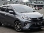 Harga Honda Brio Bekas Oktober 2026, Mulai Rp40 Jutaan hingga Rp200 Juta, Satya dan RS Jadi Pilihan RADAR TEGAL – Honda Brio bekas masih menjadi incaran masyarakat yang ingin memiliki mobil pribadi berukuran kompak dengan harga relatif terjangkau. Mengusung desain modern dan dimensi yang praktis, hatchback andalan Honda ini cocok untuk menunjang mobilitas harian, terutama bagi pengendara di kawasan perkotaan. Memasuki Oktober 2026, harga Honda Brio bekas di pasaran cukup beragam. Calon pembeli bisa menemukan unit dengan harga mulai Rp40 jutaan, sementara model keluaran lebih muda dan varian tertentu ditawarkan hingga menembus Rp200 juta. Perbedaan harga tersebut dipengaruhi sejumlah faktor, mulai dari tahun produksi, tipe kendaraan, kondisi mesin, jarak tempuh, pilihan transmisi, hingga kelengkapan dokumen. Karena itu, calon pembeli perlu cermat membandingkan harga agar mendapatkan kendaraan yang sesuai dengan kebutuhan dan anggaran. Bagi konsumen dengan dana terbatas, Honda Brio keluaran 2012–2017 bisa menjadi pilihan menarik. Sementara itu, model tahun 2018–2025 patut dilirik oleh mereka yang menginginkan mobil dengan usia pemakaian lebih muda serta tampilan yang lebih modern. Daftar Kisaran Harga Honda Brio Bekas Oktober 2026 Berdasarkan tahun produksinya, harga Honda Brio bekas terbagi dalam beberapa rentang. Berikut perkiraan harga yang bisa menjadi referensi awal sebelum berburu mobil idaman. - Honda Brio tahun 2012–2014: sekitar Rp45 juta hingga Rp100 juta. - Honda Brio tahun 2015–2017: sekitar Rp60 juta hingga Rp145 juta. - Honda Brio tahun 2018–2020: sekitar Rp90 juta hingga Rp145 juta. - Honda Brio tahun 2021–2022: sekitar Rp110 juta hingga Rp170 juta. - Honda Brio tahun 2023–2025: sekitar Rp130 juta hingga Rp230 juta untuk unit tertentu. Rentang harga tersebut merupakan perkiraan dan bukan patokan harga transaksi yang pasti. Harga aktual dapat berbeda di setiap daerah maupun antarpedagang, bergantung pada tipe, kondisi kendaraan, riwayat pemakaian, dan kelengkapan surat-surat. Oleh sebab itu, jangan hanya terpaku pada harga murah. Mobil dengan kondisi terawat dan riwayat servis yang jelas bisa menjadi pilihan lebih menguntungkan untuk penggunaan jangka panjang. Honda Brio Satya atau Brio RS, Mana yang Lebih Cocok? Honda Brio memiliki beberapa varian yang bisa disesuaikan dengan kebutuhan konsumen. Dua pilihan yang banyak dipertimbangkan adalah Brio Satya dan Brio RS. Honda Brio Satya cocok bagi pembeli yang mengutamakan kepraktisan untuk aktivitas sehari-hari. Varian ini dapat dipertimbangkan sebagai mobil pertama, kendaraan untuk bekerja, mengantar anak sekolah, hingga menunjang kebutuhan keluarga kecil. Sementara itu, Honda Brio RS menawarkan karakter tampilan yang lebih sporty dan dinamis. Varian ini sesuai bagi konsumen yang menginginkan hatchback dengan sentuhan desain lebih agresif serta kelengkapan yang dapat berbeda sesuai tahun produksinya. Sebelum menentukan pilihan, calon pembeli sebaiknya membandingkan harga kedua varian tersebut dengan memperhatikan tahun produksi, transmisi, fitur, dan kondisi aktual kendaraan. Dengan begitu, keputusan pembelian tidak hanya didasarkan pada tampilan, tetapi juga kebutuhan penggunaan sehari-hari. Jangan Tergiur Harga Murah, Periksa Kondisi Mobil Harga yang menarik belum tentu menjamin kendaraan berada dalam kondisi prima. Karena itu, pemeriksaan menyeluruh menjadi langkah penting sebelum membeli Honda Brio bekas. Calon pembeli perlu mengecek kondisi mesin, perpindahan transmisi, sistem pendingin, kaki-kaki, ban, serta seluruh perangkat kelistrikan. Pastikan tidak ada suara mesin yang mencurigakan, kebocoran cairan, atau gejala kerusakan yang berpotensi menimbulkan biaya perbaikan besar. Riwayat kendaraan juga wajib diperhatikan. Periksa apakah mobil pernah mengalami tabrakan berat atau terendam banjir. Selain itu, pastikan nomor rangka dan nomor mesin sesuai dengan dokumen resmi, serta pajak dan kelengkapan surat kendaraan dalam kondisi jelas. Jika belum memahami kondisi teknis mobil, calon pembeli disarankan mengajak mekanik tepercaya untuk melakukan pemeriksaan dan uji jalan. Langkah ini dapat membantu mengidentifikasi potensi masalah sebelum transaksi dilakukan. Sesuaikan Pilihan dengan Anggaran dan Kebutuhan Honda Brio bekas menawarkan beragam pilihan harga, mulai dari unit generasi awal yang lebih ramah di kantong hingga model keluaran terbaru dengan banderol lebih tinggi. Bagi pembeli yang memiliki anggaran terbatas, unit lawas dengan kondisi terawat bisa menjadi alternatif. Sementara itu, konsumen yang mengutamakan usia kendaraan lebih muda dapat mempertimbangkan model keluaran 2021 ke atas, dengan tetap menyesuaikan kemampuan finansial. Pada akhirnya, memilih Honda Brio bekas bukan sekadar mencari harga termurah. Membandingkan penawaran, memeriksa kondisi kendaraan, serta memastikan kelengkapan dokumen menjadi kunci agar pembelian lebih aman dan sesuai kebutuhan. Dengan pertimbangan yang matang, calon pemilik dapat memperoleh Honda Brio bekas yang layak digunakan tanpa harus terbebani biaya perbaikan besar setelah transaksi.