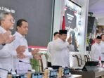 Dua Tahun Pemerintahan Prabowo: Kerja Nyata dan Penguatan Arah Pembangunan Nasional JAKARTA — Presiden Republik Indonesia Prabowo Subianto menegaskan pentingnya kerja nyata, kekompakan, dan komitmen seluruh jajaran pemerintahan dalam menjalankan pembangunan nasional demi kepentingan rakyat. Penegasan tersebut disampaikan saat memimpin Sidang Kabinet Paripurna bertajuk Dua Tahun Pertama Pemerintahan: Kerja Nyata untuk Negeri di Kompleks Istana Kepresidenan Jakarta, Rabu (21/10/2026). Dalam sidang tersebut, Prabowo menyampaikan apresiasi kepada seluruh anggota Kabinet Merah Putih atas dedikasi dan kerja sama selama dua tahun menjalankan pemerintahan. Ia menilai, berbagai tantangan yang dihadapi membutuhkan kekompakan dan tanggung jawab bersama agar program pembangunan dapat berjalan sesuai sasaran. “Inti daripada rapat paripurna ini adalah, sesungguhnya saya ingin menyampaikan terima kasih dan penghargaan saya kepada seluruh jajaran Kabinet Merah Putih,” ujar Prabowo saat membuka sidang kabinet. Evaluasi Dua Tahun Pemerintahan Sidang kabinet menjadi momentum untuk mengevaluasi perjalanan pemerintahan sekaligus mempertegas arah kebijakan nasional ke depan. Pertemuan tersebut juga menjadi ruang untuk memperkuat koordinasi seluruh jajaran kabinet dalam menjalankan amanah rakyat. Sejumlah pejabat tinggi negara menghadiri sidang itu, mulai dari para menteri koordinator, menteri, kepala dan wakil kepala badan, anggota Dewan Pertimbangan Presiden, Dewan Ekonomi Nasional, penasihat khusus dan utusan khusus Presiden, hingga Gubernur Bank Indonesia serta Ketua Otoritas Jasa Keuangan (OJK). Dalam kesempatan tersebut, Prabowo mengungkapkan kebanggaannya terhadap kerja sama yang telah dibangun bersama jajaran kabinet selama dua tahun pemerintahan. “Saya sekarang bangga menjadi pemimpinmu. Saya bangga menjadi presidenmu. Saya bangga telah memimpin pemerintahan ini, karena dalam dua tahun, dalam dua tahun kita telah bekerja dengan hasil yang nyata,” kata Prabowo, sebagaimana diberitakan Bisnis.com. Pernyataan tersebut menegaskan pentingnya kerja kolektif dalam menjalankan roda pemerintahan. Namun, semangat kerja nyata juga menuntut setiap kebijakan diterjemahkan menjadi program konkret yang pelaksanaannya konsisten dan manfaatnya dapat dirasakan masyarakat. Karena itu, koordinasi antarkementerian dan lembaga perlu terus diperkuat. Kesinambungan program, efektivitas pelaksanaan, serta keberpihakan terhadap kepentingan rakyat menjadi bagian penting dalam menjaga arah pembangunan nasional. Hadapi Ketidakpastian Global Selain mengevaluasi perjalanan pemerintahan, Prabowo menyoroti situasi geopolitik dunia yang semakin dinamis. Konflik antarnegara, perang dagang, persaingan ekonomi, dan kebijakan tarif menjadi tantangan yang dapat memengaruhi stabilitas serta kepentingan nasional Indonesia. Dalam pengantarnya, Presiden menggambarkan kondisi global yang penuh tantangan. “Lingkungan global yang kita hadapi sekarang penuh dengan krisis, penuh dengan konflik, bahkan peperangan,” ujar Prabowo. Menghadapi kondisi tersebut, Indonesia perlu memperkuat ketahanan nasional, menjaga kekayaan sumber daya alam, dan memastikan kepentingan rakyat tetap menjadi prioritas dalam setiap pengambilan keputusan strategis. Presiden juga menekankan pentingnya kemandirian nasional agar Indonesia memiliki kemampuan menghadapi tekanan eksternal. Pengelolaan sumber daya alam secara optimal dan penguatan sektor strategis menjadi bagian dari upaya menjaga ketahanan bangsa di tengah ketidakpastian global. Tegaskan Politik Luar Negeri Bebas Aktif Dalam bidang diplomasi, Prabowo kembali menegaskan komitmen Indonesia untuk menjalankan politik luar negeri bebas aktif. Indonesia tidak mengikatkan diri pada blok maupun pakta militer tertentu dan tetap mengedepankan hubungan persahabatan dengan negara-negara lain. Pendekatan tersebut sejalan dengan kebijakan bertetangga baik atau good neighbor policy, yang menempatkan penghormatan terhadap kedaulatan dan kepentingan setiap negara sebagai landasan hubungan internasional. Prabowo juga menegaskan penolakan terhadap segala bentuk imperialisme. Indonesia, menurut arah kebijakan yang disampaikan Presiden, harus tetap memiliki keleluasaan menentukan sikap berdasarkan kepentingan nasional, tanpa mengabaikan upaya menjaga perdamaian dan membangun kerja sama internasional. Di tengah persaingan kekuatan global, kemandirian dalam menentukan kebijakan menjadi hal penting. Hubungan dengan negara lain perlu terus dibangun melalui dialog, saling menghormati, serta kerja sama yang memberikan manfaat bagi kepentingan bersama. Politik Dalam Negeri Harus Mengutamakan Kepentingan Bangsa Prabowo juga mengingatkan pentingnya menjaga kualitas kehidupan politik di dalam negeri. Dinamika politik, menurutnya, harus diarahkan untuk memperjuangkan kepentingan bangsa dan negara, bukan semata-mata kepentingan kelompok atau golongan tertentu. Perbedaan pendapat, kompetisi politik, kritik, dan koreksi merupakan bagian dari kehidupan demokrasi. Namun, seluruh dinamika tersebut harus dijalankan secara bertanggung jawab dengan tetap menjaga persatuan nasional. Kritik dan perbedaan pandangan seharusnya menjadi ruang untuk memperbaiki kebijakan serta meningkatkan kualitas penyelenggaraan pemerintahan. Pada saat yang sama, seluruh elemen bangsa perlu menempatkan kepentingan bersama di atas persaingan yang dapat memecah belah masyarakat. Dengan demikian, demokrasi diharapkan tidak hanya menjadi sarana menyampaikan aspirasi, tetapi juga menjadi bagian dari upaya memperkuat persatuan dan mendorong pembangunan yang lebih bermanfaat bagi rakyat. Perkuat Soliditas Kabinet dan Kerja Nyata Melalui Sidang Kabinet Paripurna tersebut, Prabowo menegaskan pentingnya kekompakan seluruh jajaran pemerintahan dalam menghadapi tantangan nasional maupun internasional. Sinergi antarkementerian dan lembaga menjadi salah satu faktor penting untuk memastikan agenda pembangunan berjalan secara terarah dan berkelanjutan. Dua tahun pemerintahan menjadi momentum untuk memperkuat komitmen bahwa kerja nyata tidak berhenti pada penyusunan rencana atau perumusan kebijakan. Setiap program harus dijalankan secara konsisten, disertai koordinasi yang baik, serta berorientasi pada kebutuhan masyarakat. Semangat Kerja Nyata untuk Negeri pun menjadi penegasan arah pembangunan nasional yang menempatkan kepentingan rakyat, ketahanan bangsa, kemandirian negara, dan persatuan nasional sebagai perhatian utama. Dengan memperkuat soliditas pemerintahan dan memastikan kebijakan berjalan sesuai tujuan, pemerintah diharapkan mampu menghadapi perubahan global sekaligus melanjutkan pembangunan menuju Indonesia yang berdaulat, mandiri, dan sejahtera.